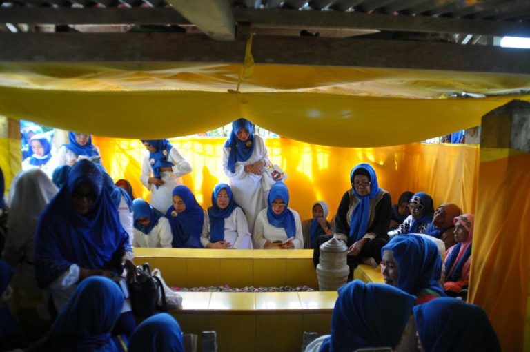 Nilam Berkunjung ke Makam Guru Tua-2