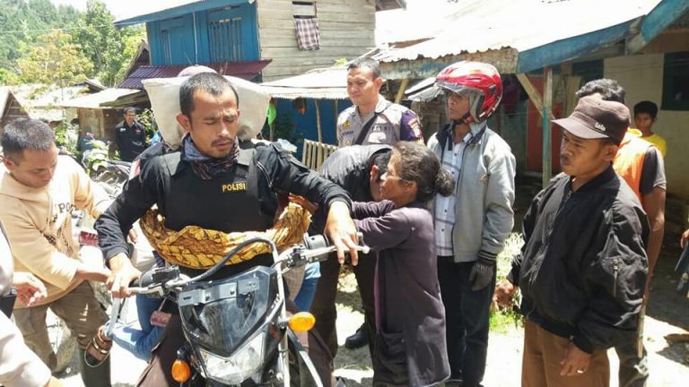 Polisi Antar Jenazah dapat penghargaan-4