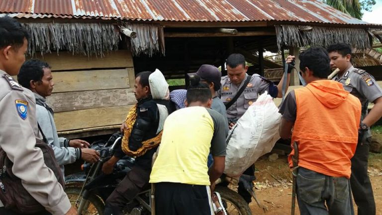 Polisi Antar Jenazah dapat penghargaan-5