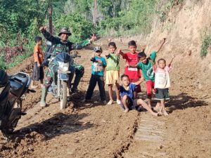 Anak-Anak Ikut Bantu Anggota TNI Bangun Jamban Desa