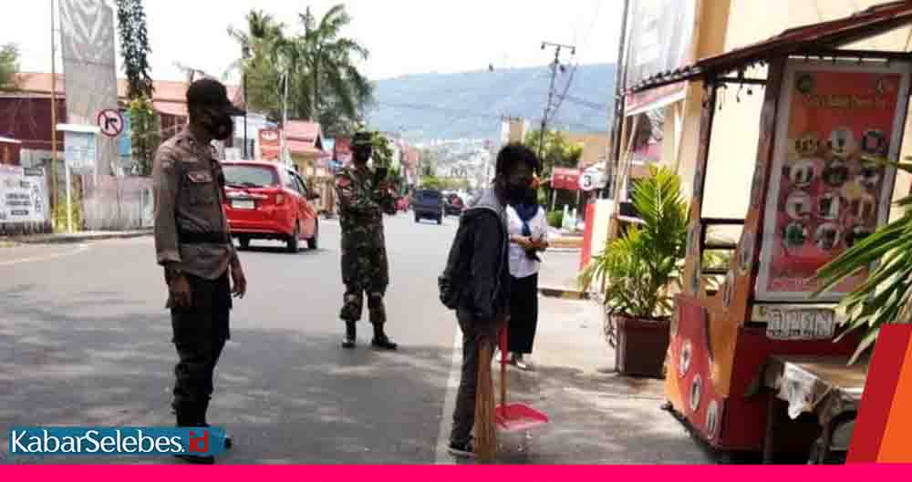 Langgar Protokol Kesehatan, Puluhan Warga Di Luwuk Dihukum Bersihkan ...