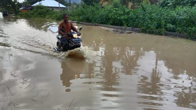 FOTO : Jalur Dua Desa Sansarino Tojo Unauna Berubah Jadi Kolam