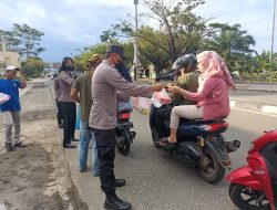 Polres Morowali dan PKJ Bagi Takjil, Kapolres: Indahnya Berbagi ke Sesama di Bulan Suci Ramadhan