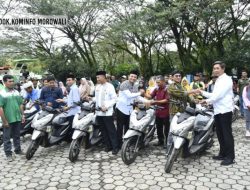 Pemkab Morowali Serahkan 10 Unit Combine Harvester kepada Kelompok Tani dan 60 Sepeda Motor Bagi PPL