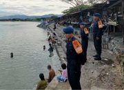 Tim SAR Brimobda Sulteng Pantau Aktivitas Masyarakat di Pantai Talise di Hari Libur Lebaran