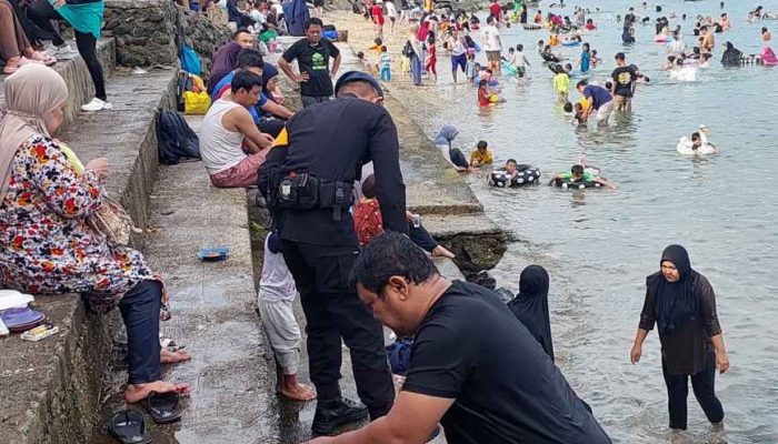 Brimob Polda Sulteng Amankan Pantai Kampung Nelayan Selama Libur Akhir Tahun